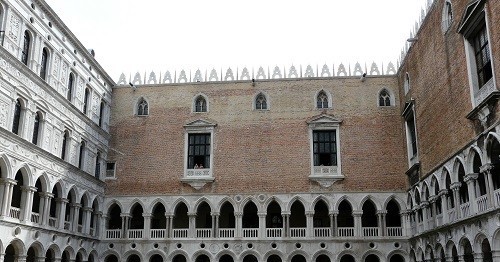 216 Venise Palais des Doges Cour intérieure